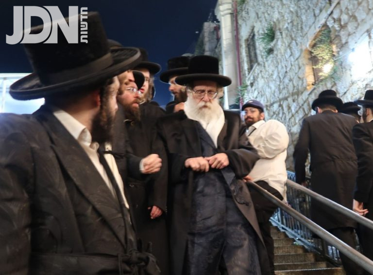 האדמו''ר משאץ דרהאביטש בתפילה והדלקה בציון רשב''יי במירון (5)