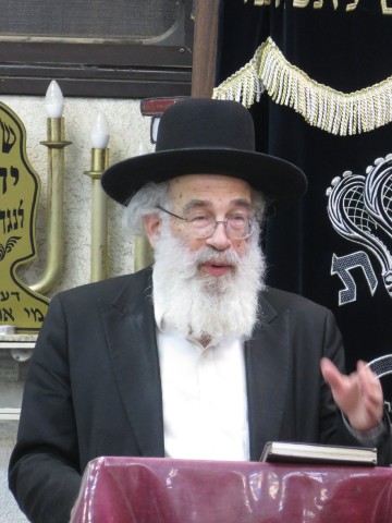 הגרב''ד דיסקין בעצרת התפילה לרפואת הגר''ד קוק בביהמ''ד נחלת משה (1) (Small)