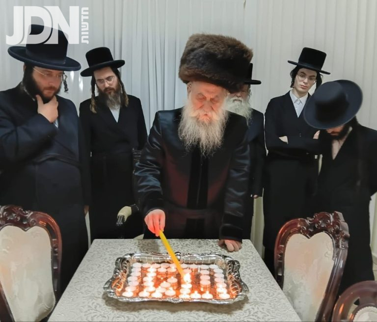 הדלקה בחצר הקודש בוטושאן צילום איתי קצב (1)