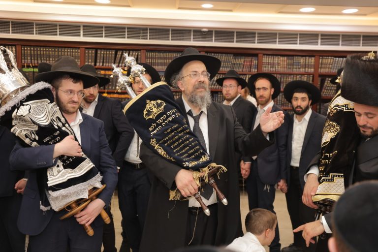 הכנסת ספר תורה לבית המדרש של הגר''י מקלב בפרדס-כץ צילום אלעזר פיינשטיין (45)