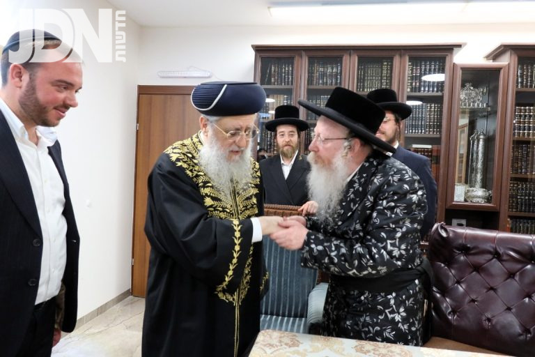 הראשל''צ רבי דוד יוסף בביקור אצל האדמו''ר מקרעטשניף - קרית גת (17)