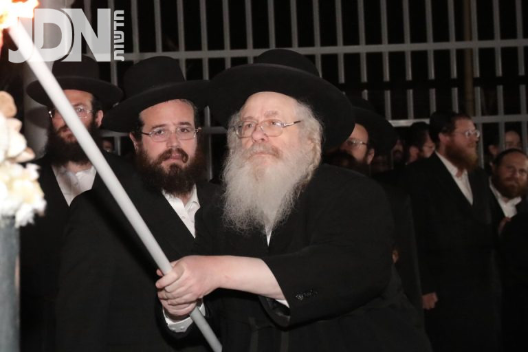 הרב אברהם מרדכי אלתר הדלקה דימונה ל''ג בעומר פ''ו (110)