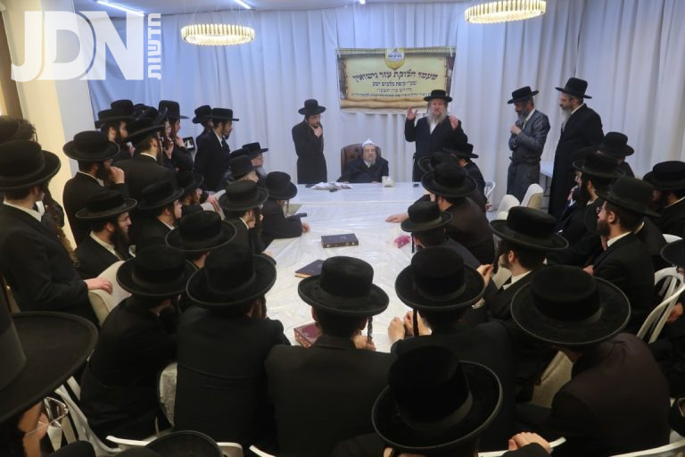 חלוקת עזר נישואין לגבורי חיל שאינם מתייצבים לצבא אאצל רבי יעקב מאיר שכטער צילום יחיאל רייכמאןן (2)