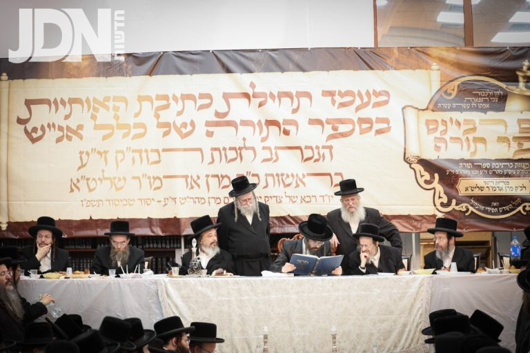 טיש ההילולא המרכזי בחצר הקודש זוועהיל