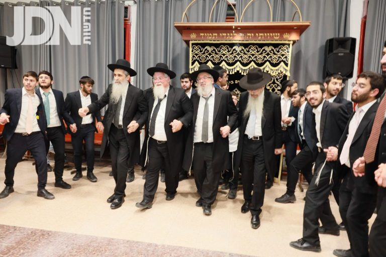 ישיבת באר התלמוד חזון יחזקאל הכנסת ס''ת (19)