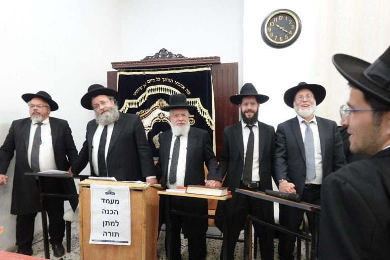 ישיבת כתר תורה הכנסת ס''ת (7)