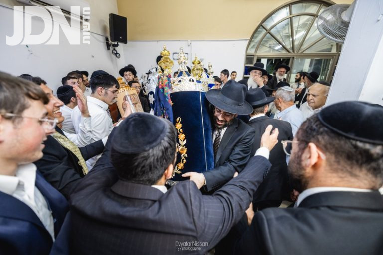 ישיבת לבב חכמה הכנסת ספר תורה (13)