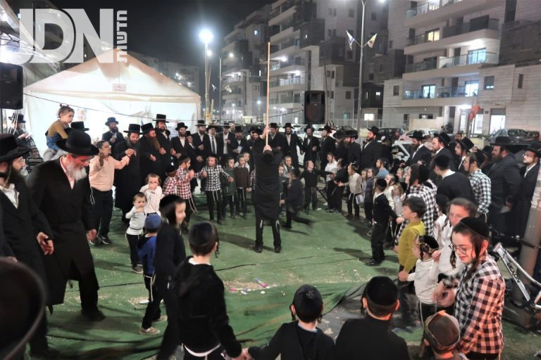 לג בעומר שכונת מתחם הסופרים בקרית איילת השחר בב''ב הגר''י דרברמבדיקר צילום י פריד (11)