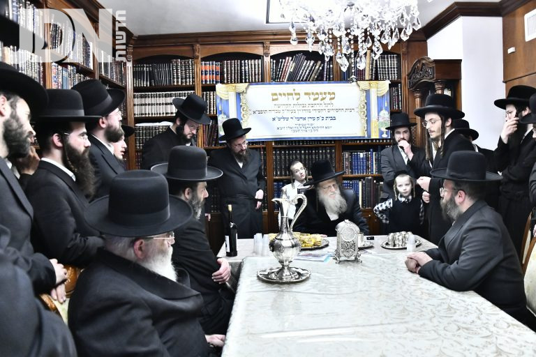 לחיים במעונו של האדמו''ר ממודזיץ לרגל הרחבת גבולות בהקמת בית החסידים בעיר טבריה צילום שוקי לרר (3)