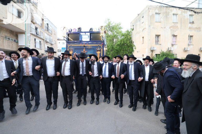 לקראת חג מתן תורה ישיבת חיי אברהם הכניסו ספר תורה צילום יעקב כהן (26)