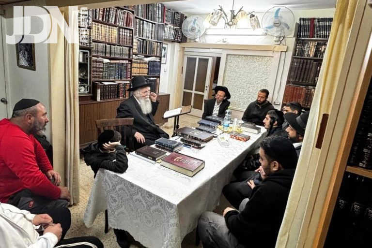 מדרשיית רשב''י מתל-אביב עלו לקבל הדרכה מהמשגיח הגרמ''ד ליפקוביץ צילום ש.פ