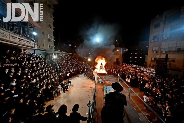 מעמד הדלקה בקהילת סאטמאר בני ברק בראשות הגה''צ ראש ישיבת סאטמאר צילום יהושע פרוכטר (19)