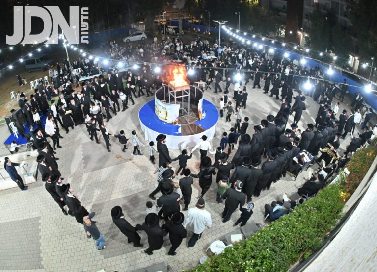 מעמד ההדלקה לג בעומר בחצה''ק סאסוב (21)