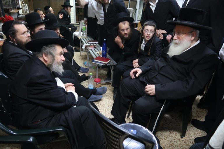ניחום אבלים אצל הגרמ''מ קארפ צילום שימי פ