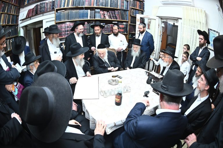 סיום הרב גרבוז בבית הגרב''ד פוברסקי לרגל היארצייט של הגרי''ג אדלשטיין צילום שוקי לרר (3)