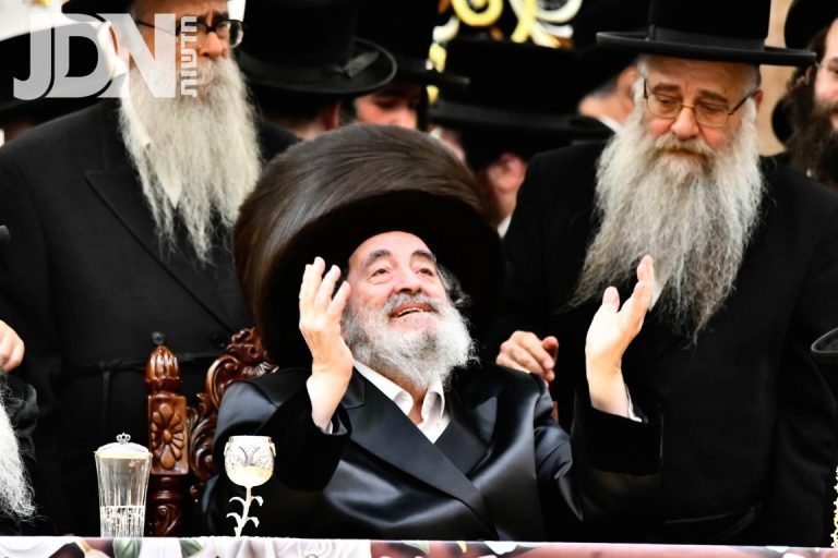 סיום כתיבת ס''ת שכתב האדמו''ר מויזניץ למעמד האורה בהכנסת ס''ת בערב החג (32)