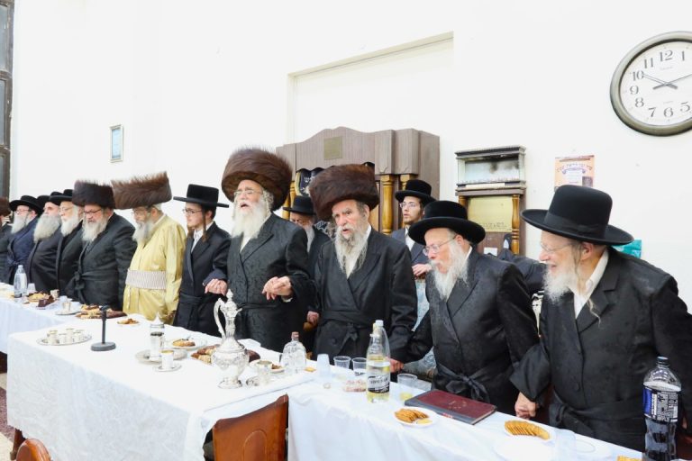 שמחת האירוסין בחצרות שידלובצא - מאקווא - נחלת אהרן- קארלסוברג צילום א