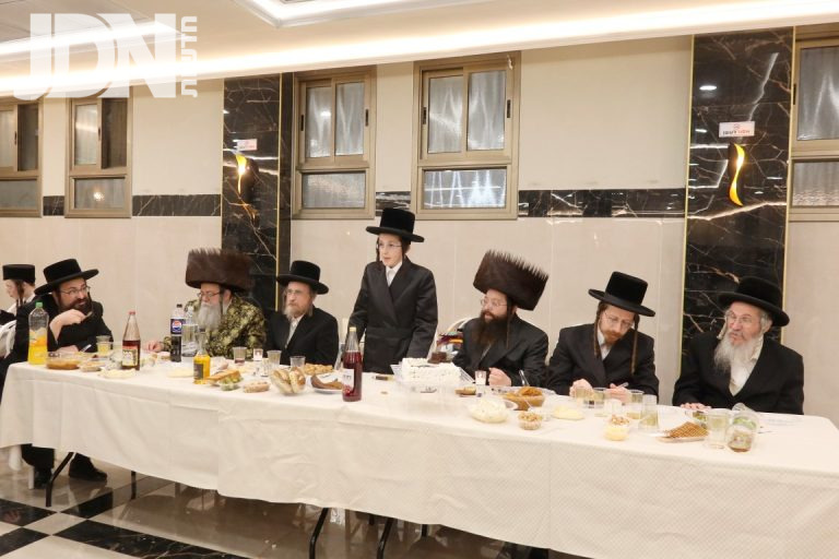 שמחת הבר מצווה לנכד אדמור מלייפניק צילום א
