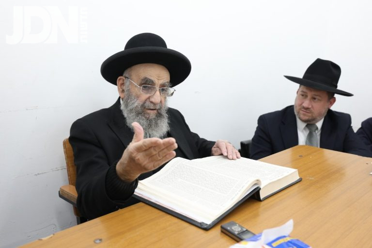 תלמוד תורה חניכי הישיבות תל ציון עלו לגר''מ צדקה ובחן אותם (2)