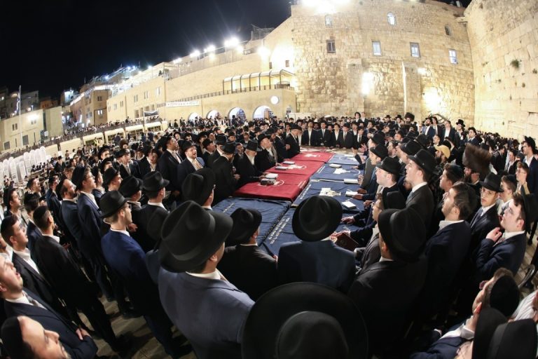 תפילה מוצ''ח בכותל ישיבת עטרת ישראל צילום דוד ארזני (11)
