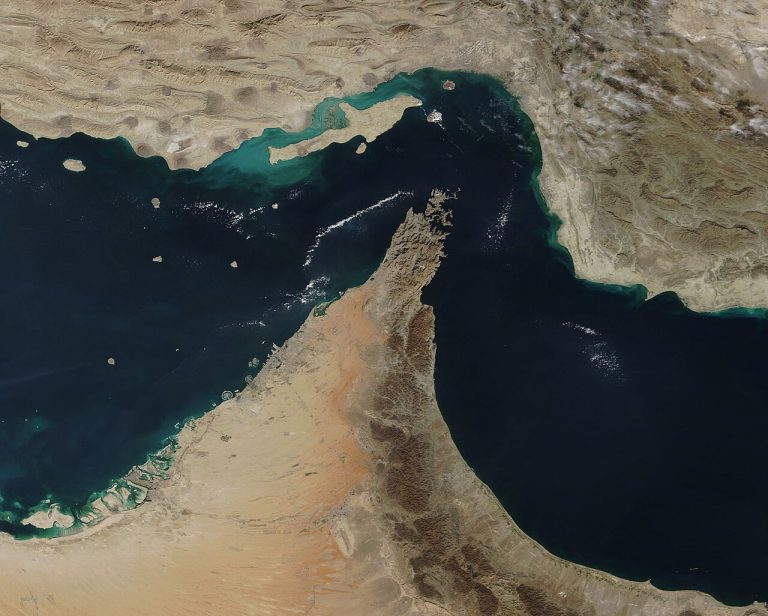 1280px-Strait_of_Hormuz_and_Musandam_Peninsula_(MODIS_2018-12-10)