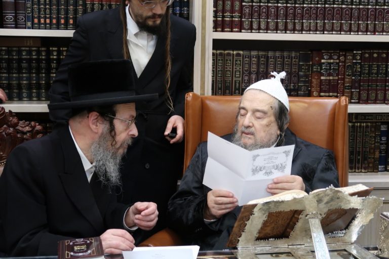 גאב''ד זוועהיל בביקור אצל פאר הדור הגרי''מ שכטר צילום ד