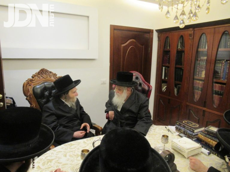 האדמו''ר מערלוי בביקור במוענו של האדמו''ר מקוסוב וזיניץ בבית שמש (2)