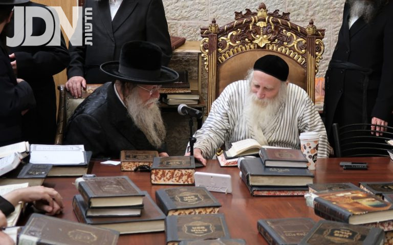 האדמו''ר מקוזמיר בביקור אצל מחותנו האדמו''ר הגרי''מ מורגנשטרן צילום י