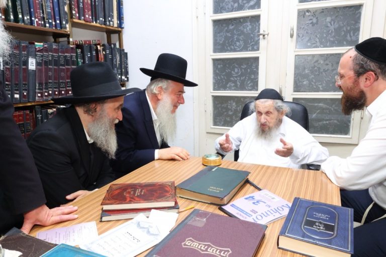 הגר''א רוט והגר''א גרבוז מזמינים את מנהיג הדור למעמד ההכתרה