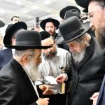 הגר''ח ברמן מתברך ממנהיג הדור