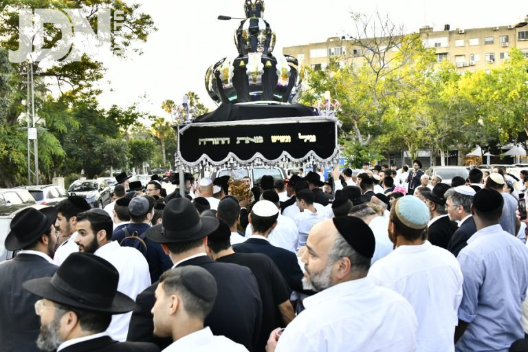 ההמון חוגג ברחובות תל אביב