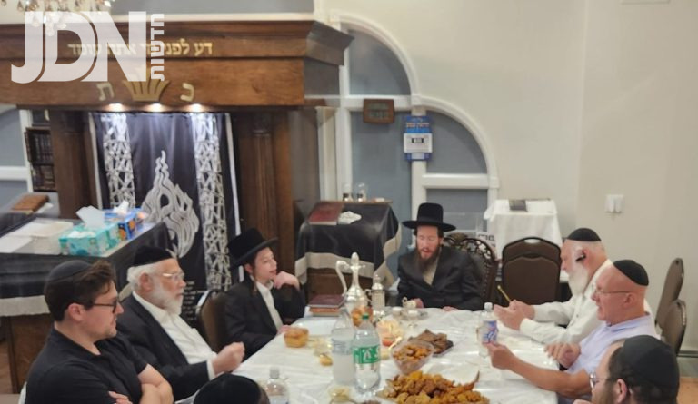 הילולא של הרה''ק בעל מאור ושמש אצל נכדו אב''ד חנטשין (3)