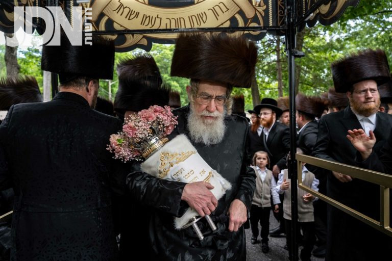 הכנסת ספר תורה ביהמ''ד ראצפערט במונסי  (17)