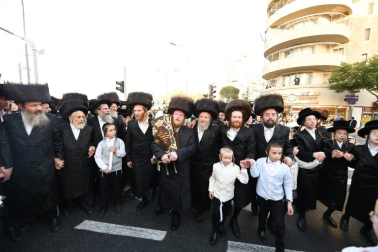 הכנסת ספר תורה לביהמ''ד הגדול בקרית בעלזא ירושלים צילום אנשיל בעק (43)