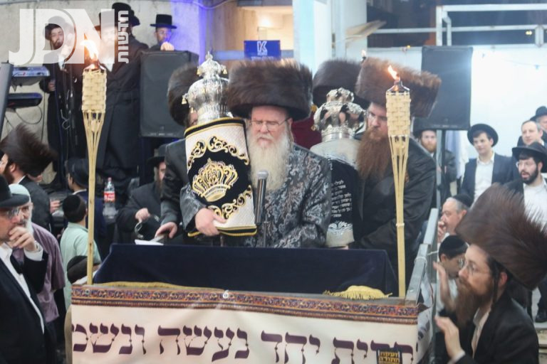 הכנסת ס''ת לביהמ''ד בערגסאז בפתח תקוה צילום מ.ש