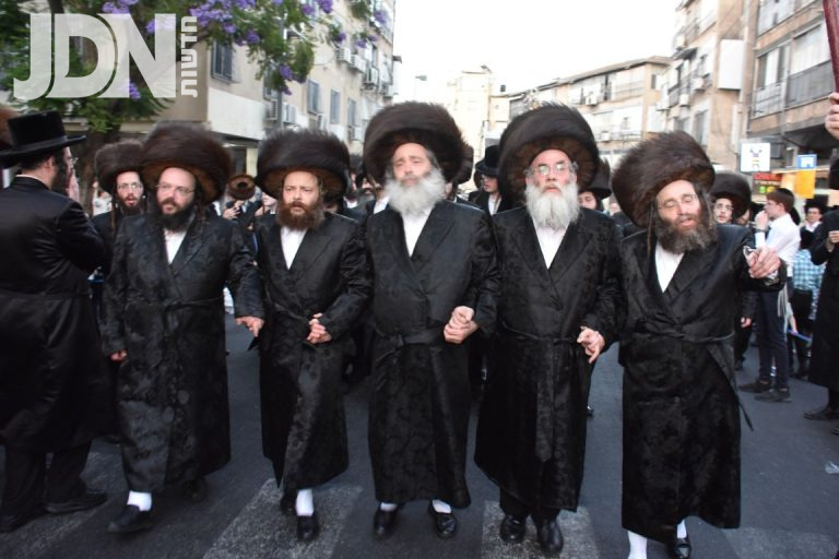 הכנסת ס''ת לבית המדרש קרלין לעלוב בבני ברק צילום יהודה פרקוביץ (31)