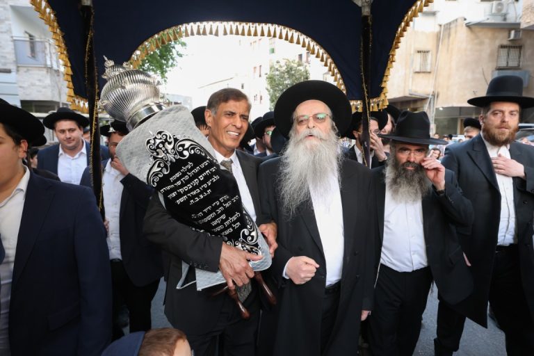 הכנסת ס''ת לקהילת תפארת ציון' לע''נ הגר''ח קניבסקי צילום דוד ארזני