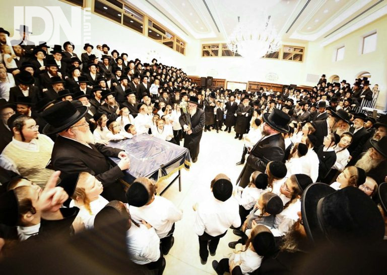 הכנסת ס''ת סקווירא בית שמש צילום א. אייזנבאך, ארי קופרשטוק