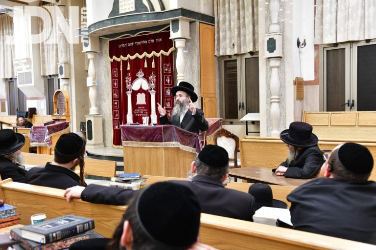 המשפיע יודל דייטש בשיעור הכנה למתן תורה בכולל חסדי ישעי'ה צילום יוסי לוי (7)