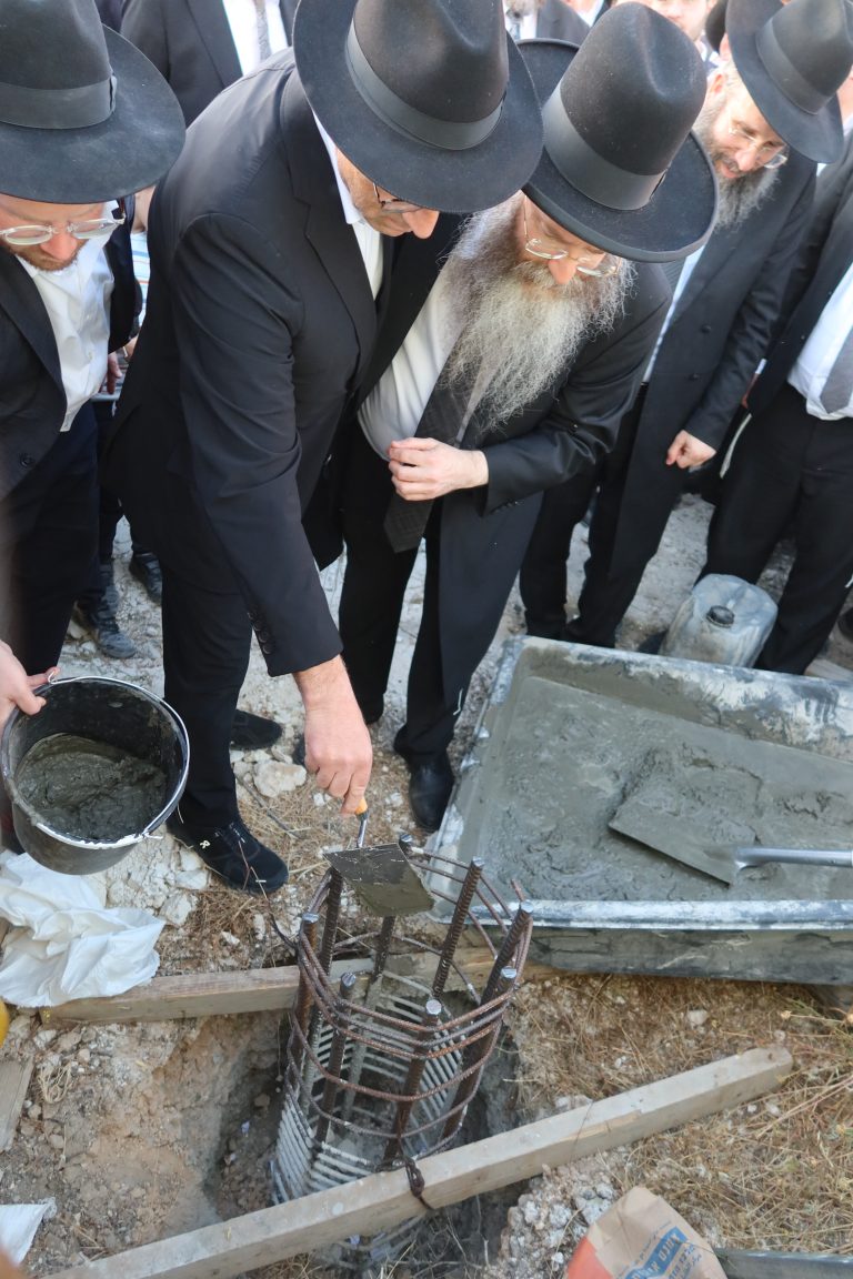 התורם ביציקת אבן הפינה