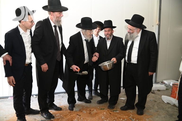 זקני מועצת גדולי התורה יוצקים יסודות לארון הקודש בית הכנסת זכרון מנחם בשיכון ה' בבני ברק צילום שוקי לרר