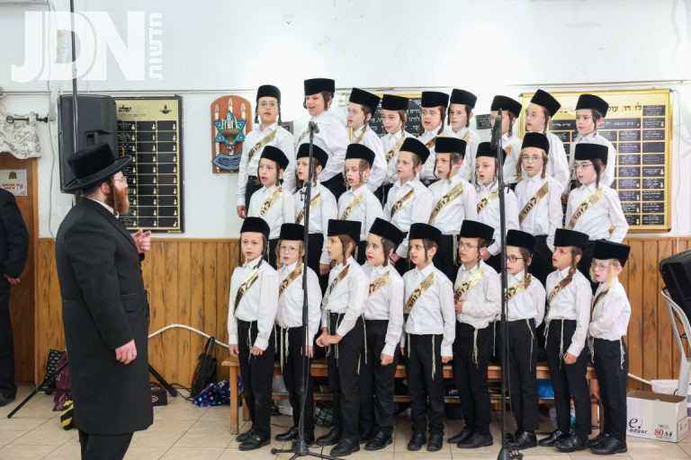 חומש סעודה תלמוד תורה 'דרכי אבות' צאנז חיפה. צילום א