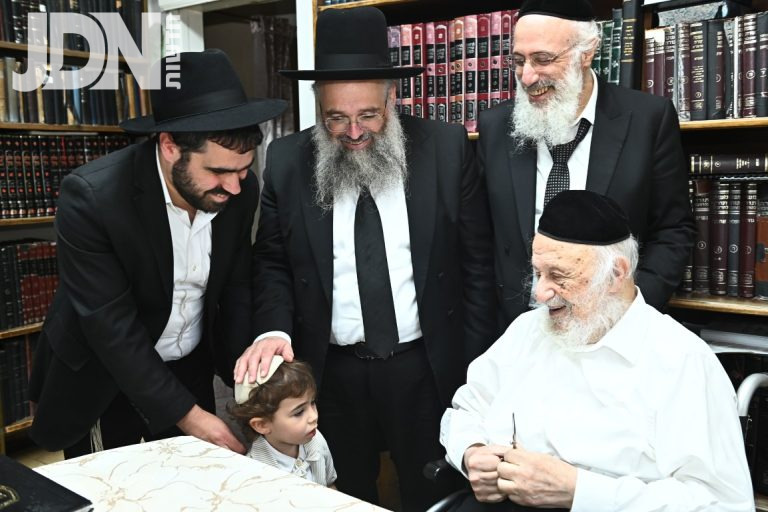 חלאקה לנכד הרב מרדכי בונים זילברברג רב שיכון ה' ב''ב צילום שוקי לרר (2)