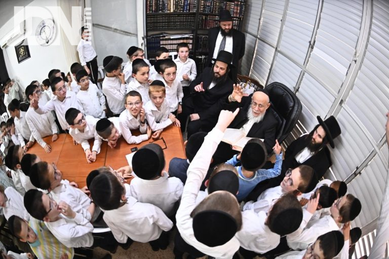 ילדי כיתה ד' ת''ת החדש נבחנו על כל פרק הכונס אצל מרן ר''י פוניבז' צילום שוקי לרר (8)