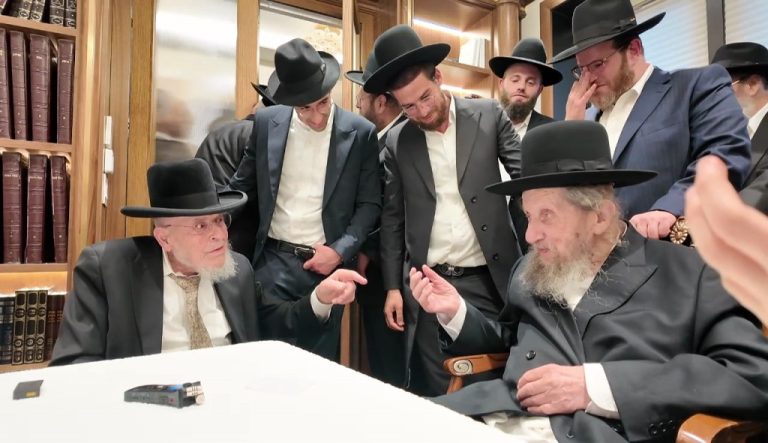 מרן הגר''י אזרחי בביקור אצל מנהיג הדור