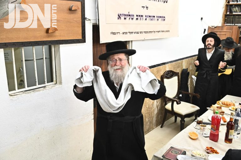 סעודת הודאה רבי חיים יוסף בידרמן על נס הצלתו צילום שוקי לרר (16)