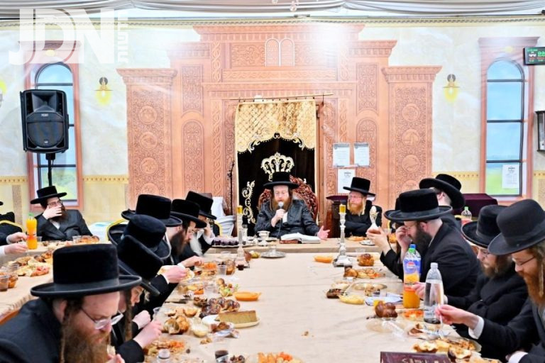 סעודת מצוה בבית מדרש ספינקא בבית שמש לרגל הילולת האדמו''ר בעל החקל יצחק מספינקא צילום יהושע פרוכטר (5)