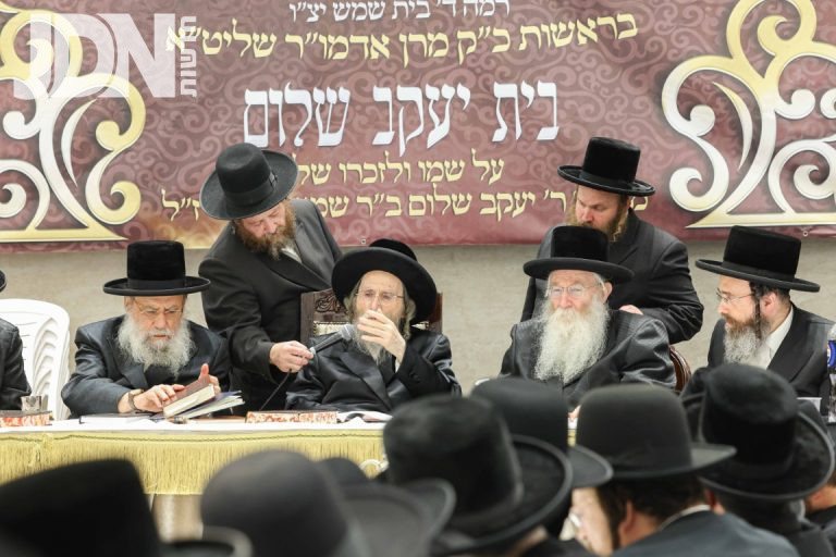 קביעת מזוזה ופתיחת השערים לבית המדרש אמרי סופר ערלוי רמה ד' בית שמש צילום א