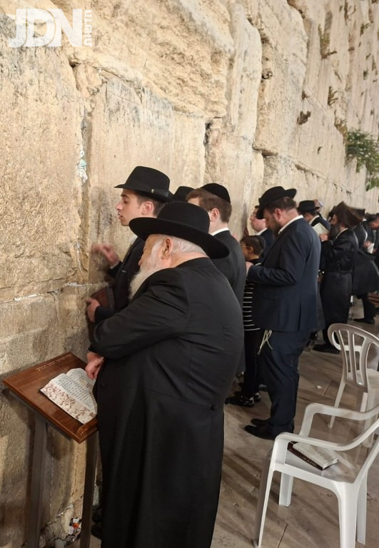 ראש הישיבה רבי אברהם יצחק הכהן קוק בכותל לרפואת רבי חזקיהו דב הכהן  (1)