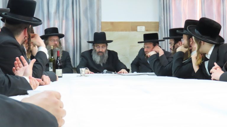רבי צבי מאיר זילברברג בשיחה בישיבת הקיבוץ והגית בעיר ביתר (4)